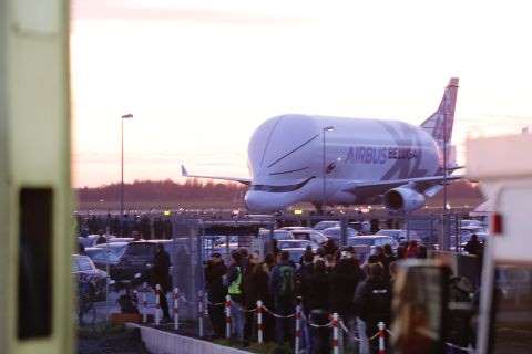 Naiki Kapal Terbang Raksasa, Sekilas Mirip Ikan Paus